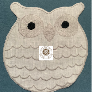 Servilleta de cóctel de lino con forma de búho y bordado delicado, juguetona y encantadora, que aporta un toque acogedor a la decoración de la mesa. - Product Image 1