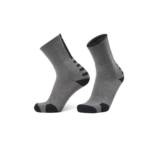 Chaussettes de course respirantes gris clair avec accents noirs pour adultes – Collection Printemps - Product Image 3