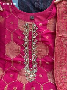 Conjunto de Kurti-Pantalón Recto y Dupatta Banarasi de la Mejor Calidad con Tejido Jacquard Zari - Hecho a Mano - Exportador de Moda Femenina - Product Image 6