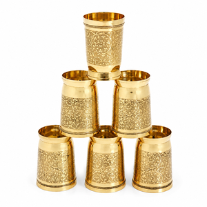 Verre à eau artisanal en laiton pur de qualité supérieure, gravé d'un motif floral, gobelet ayurvédique bien-être pour la consommation quotidienne et le yoga - Product Image 1