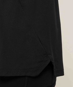 Shorts de sport athlétiques double couche pour homme, personnalisés, avec doublure intérieure de compression, cordon de serrage élastique à la taille et poche. - Product Image 5
