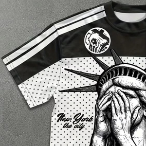 Camiseta de manga corta para hombre con estampado de la Estatua de la Libertad en blanco y negro, cuello redondo, corte regular, estilo urbano, tejido jersey transpirable. - Product Image 3