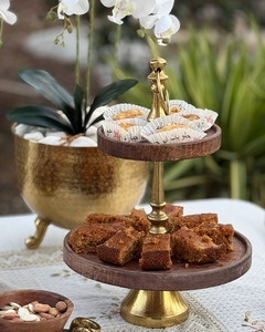 Soporte de Madera Premium para Pasteles, Ideal para Exhibición en Panaderías y Celebraciones Familiares, Ofrece una Construcción Duradera y una Solución para Servir - Product Image 1