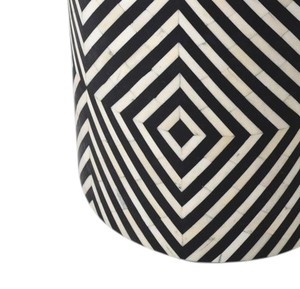 Taburetes de mesa auxiliar de tambor de mosaico hechos a mano con incrustaciones geométricas de nácar en blanco y negro, taburete de café con diseño de chevron para decoración de sala de estar - Product Image 4