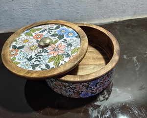 Casserole moderne en bois de manguier écologique avec design floral émaillé, couvercle en acier inoxydable, bouton en métal, durable, lavage à la main uniquement - Product Image 3