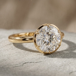 Bague de fiançailles et de mariage minimaliste en or jaune 18 carats avec diamant solitaire rond de 1 carat serti à la bague et à la griffe, style compas - Product Image 2