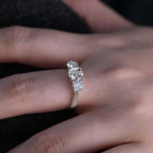 Anillo de Oro Real con Diamante de Laboratorio OEC de 1 Quilate Personalizado, Estilo Boutique, Trio Vintage Hecho a Mano, Anillo de Boda Redondo Antiguo - Product Image 1