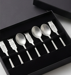 Ensemble de cuillères à thé en métal Royal Design avec manche couronné et figures gravées, lavable au lave-vaisselle, idéal pour les fêtes - Product Image 6