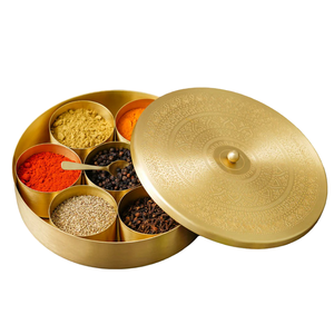Caja de especias árabe vintage de latón de alta calidad con grabado y acabado pulido, caja de especias de latón puro para uso en la cocina. - Product Image 2