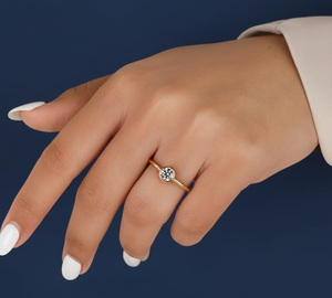 Bague solitaire de fiançailles en or jaune 14 carats avec diamant rond de laboratoire de 1 carat, taille serti clos, VVS2, certifié IGI, vente en gros - Product Image 5