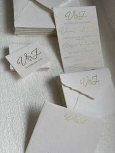 การ์ดแต่งงานปั๊มฟอยล์หรูหรา  การ์ดเชิญงานแต่งงานแบบกำหนดเอง ปั๊มฟอยล์ทอง  การ์ดเชิญงานแต่งงานระดับพรีเมียม สง่างาม สำหรับงานแต่งงานสุดหรู - Product Image 2