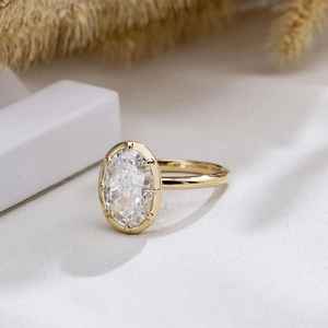 Anillo de promesa con diamante de laboratorio premium de 2.02 quilates, corte ovalado, unisex, oro amarillo de 14 quilates, joyería fina moderna y personalizable para novia. - Product Image 3