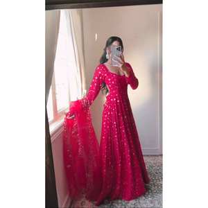 Vestido de Diseñador con Corte en A y Dupatta con Estampado Floral, Bordado con Hilos y Lentejuelas para la Madre de la Novia - Product Image 3