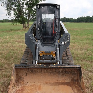 Cargadora compacta Deere 333G de alta eficiencia que ofrece un motor potente, operación fluida y una versatilidad excepcional. - Product Image 1