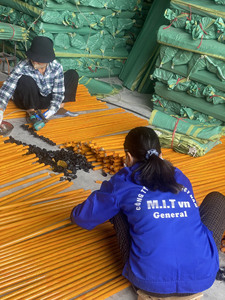 ด้ามไม้ยูคาลิปตัสเคลือบพีวีซี ลายไม้ ทนทาน กันน้ำ ใช้สำหรับทำความสะอาด - Product Image 5