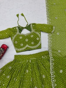 Conjunto de Lehenga Choli de Georgette Verde con Estampado Floral, Traje Tradicional Indio para Bodas, Lehenga Larga y Holgada para Mujer - Product Image 4