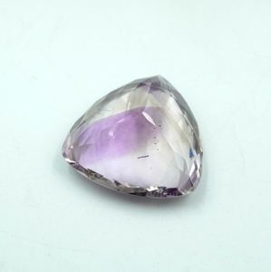 Piedra Preciosa de Amatista Natural en Forma de Triángulo de 22.30 Quilates - Product Image 2