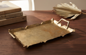 Plateau de service rectangulaire doré en métal lourd texturé moulé, article de vaisselle pour cuisine et salle à manger, en stock - Product Image 4