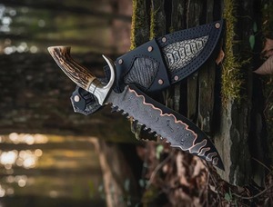 Cuchillo de caza hecho a mano con hoja de acero de Damasco con patrón de cobre y funda de cuerno de ciervo. - Product Image 3