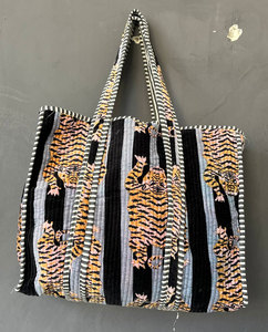 Bolso de hombro clásico de terciopelo estampado con acabado elegante y amplio espacio - Product Image 1