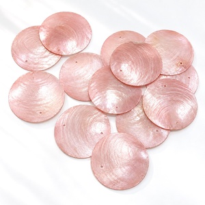 Discos Circulares de Concha de Capiz Rosa Pulida de 6.5 cm con Orificio, Provenientes de Filipinas, para Manualidades, Joyería y Decoración del Hogar - Product Image 1