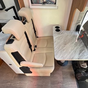 Mini-caravane de luxe moderne pour 4 personnes, avec cuisine, salle de bain et espace de couchage, idéale pour les voyages d'aventure. - Product Image 2