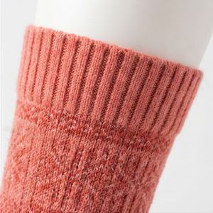 Calcetines de mujer cálidos de temporada navideña, de Spandex, Poliéster y Algodón, de longitud media, con puño de diseño personalizado y tejido a ganchillo, color personalizado - Product Image 4