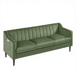 Elegante Sofá de Terciopelo Verde de Tres Plazas con Respaldo Acolchado Vertical, Patas de Madera y Bolsillo de Almacenamiento - Product Image 1