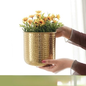 Pot de fleurs en métal martelé en laiton durable et écologique, moderne et personnalisé, ILAHI's ICOMP-13346 1kg non revêtu, pour usage domestique - Product Image 1