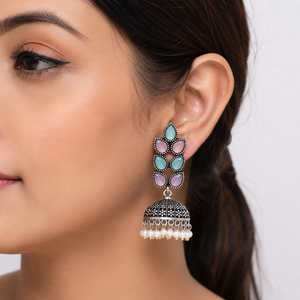 Boucles d'oreilles Jhumka pour femmes, faites à la main, en laiton et alliage de zinc, style floral bohème, plaqué argent antique, avec des gouttes de perles d'imitation - Product Image 2