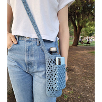 Gehaakte ecovriendelijke katoenen wollen fleshouder met zakjes, modern en eenvoudig design voor crossbody waterfleshoes, opbergruimte voor thuis.