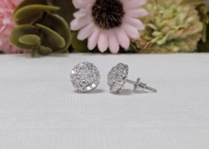 ต่างหูมอสซาไนต์รูปดอกไม้ Lurba Jewels ทรงบริลเลียนต์คัท ประดับเพชรแบบ Pave Setting เงินแท้ 925 ชุบโรเดียม สำหรับเด็ก ได้รับการรับรอง GRA - Product Image 4