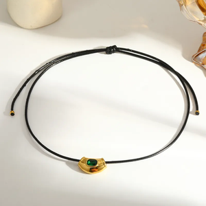 Collar Geométrico para Mujer en Acero Inoxidable 304 con Recubrimiento de Oro Real de 18K de 0.03µm con Circonita - Product Image 4