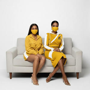 Conjunto de faldas transpirables OEM personalizadas para mujer, top corto con capucha y estampado de logotipo informal, conjunto de faldas con capucha para invierno. - Product Image 6