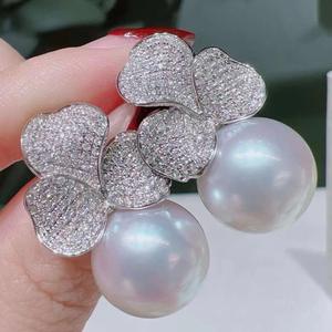 Boucles d'oreilles clous fines en perles vert paon 12-13mm, vente en gros fabricant, or 18 carats, brillance intense, qualité supérieure, boîte cadeau incluse - Product Image 4