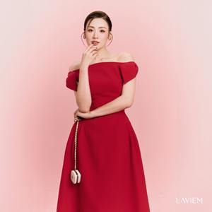 Vestido de noche clásico rojo con hombros descubiertos y falda acampanada para mujer |   Vestido Felami para Invitadas de Boda o Graduación |   LAVIEM - Product Image 3