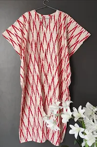 Elegante Vestido Kaftan Rojo Geométrico con Estampado Ikat, Vestido de Algodón con Estampado a Mano, Vestido Holgado Bohemio Informal de Verano para Mujer - Product Image 2
