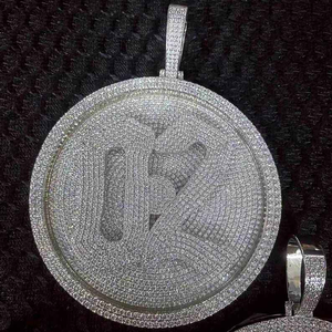 Pendentif personnalisé en moissanite, collier statement rond style hip-hop serti de pierres, cadeau de luxe - Product Image 4