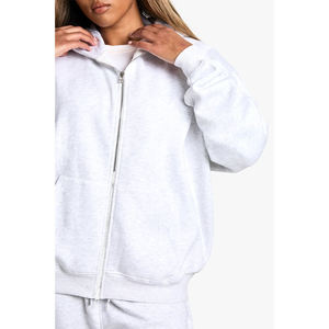 Conjunto deportivo informal con logotipo personalizado OEM, sudadera corta con capucha y pantalones deportivos de dos piezas para mujer. - Product Image 3