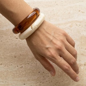 กำไลข้อมือเรซิ่นลายหินอ่อนทำมือ สีงาช้างลายอำพัน งานฝีมือเรซิ่นทรงกลมแบบเรียบ กำไลข้อมือแบบวงแหวนสำหรับผู้หญิง ขายส่งเครื่องประดับ - Product Image 6