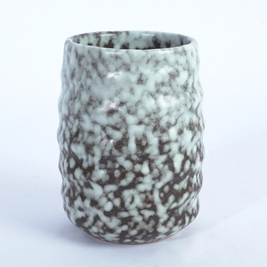 Taza de Té de Cerámica Agung Keramik, Color Gris Menta con Textura Moteada, Banda Ondulada de Color Ámbar, Empaque en Caja de Regalo, Estilo Restaurante Japonés - Product Image 3