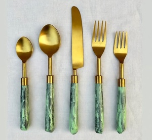 Ensemble de couverts vintage en gros en acier inoxydable avec manche en résine blanche, cuillère, fourchette, couteau faits à la main, décoration de mariage - Product Image 2