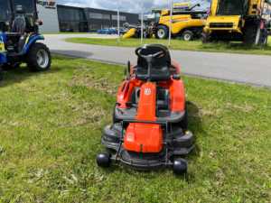 Tracteur de jardin Husqvarna Rider R214C 2026, plateau de coupe monté à l'avant, moteur haute performance, modèle ergonomique pour l'opérateur - Product Image 3