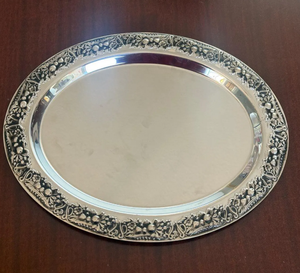 Assiette de présentation vintage en métal avec des bords découpés uniques, idéale pour organiser des dîners spéciaux, des mariages ou des réunions de famille. - Product Image 6