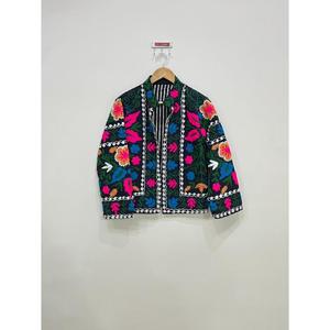 Chaqueta Acolchada Negra con Bordado Floral para Mujer, con Hilos Multicolores, 100% Algodón Ecológico, Diseño Étnico Boho, Corta - Product Image 1