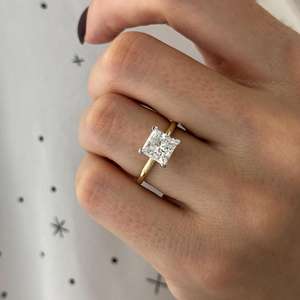 Anillo Solitario con Diamante Cultivado en Laboratorio de 2.5 Quilates, Corte Princesa, E VS1, Anillo de Dos Tonos con Puntas de Platino, Certificado IGI - Product Image 1