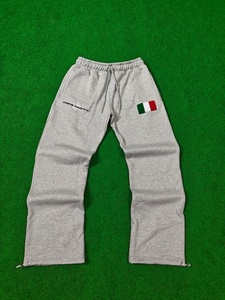 Joggers amples pour hommes en molleton de coton épais et respirant, anti-boulochage, avec broderie chenille, devant plissé et fermeture à cordon de serrage - Product Image 1