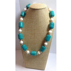 Collar con Colgante de Resina y Cuentas, Hecho a Mano con Brillo y Láminas Metálicas, Joyería Moderna y Bonita para Mujeres y Niñas - Product Image 2