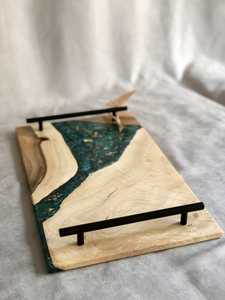Bandeja de Servir Moderna de Madera y Resina Epoxi con Elegantes Asas Metálicas, Hecha a Mano, Decorativa para Desayuno, Té y Bocadillos - Product Image 3