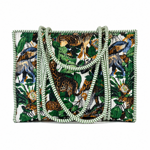 Sac fourre-tout matelassé en coton élégant Le Souvenirs, imprimé jungle, léger et durable, avec poches intérieures et fermeture éclair - Product Image 1